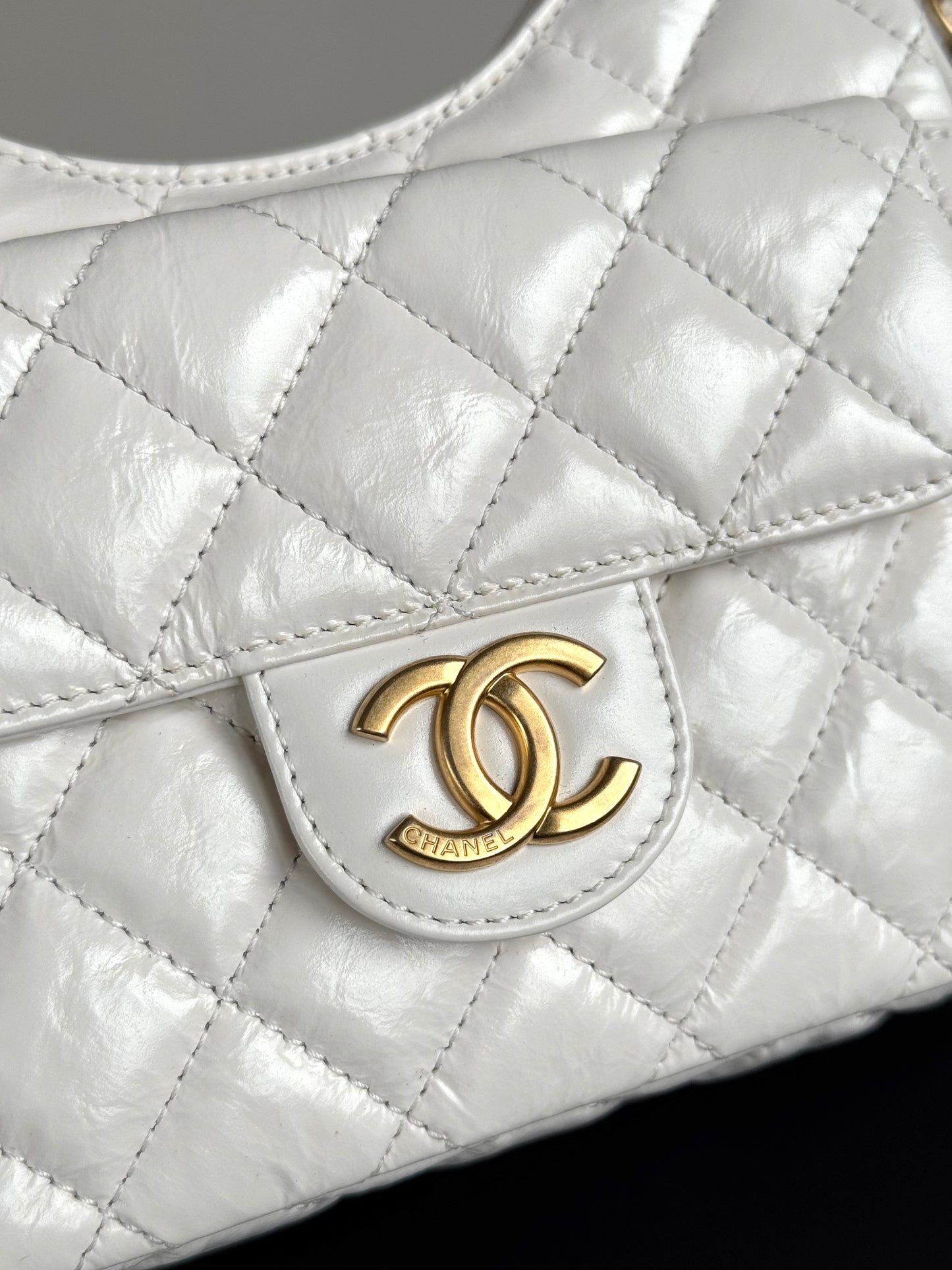 Pre-owned Chanel 2023 CC Small Wavy White Shiny Calfskin Hobo Bag