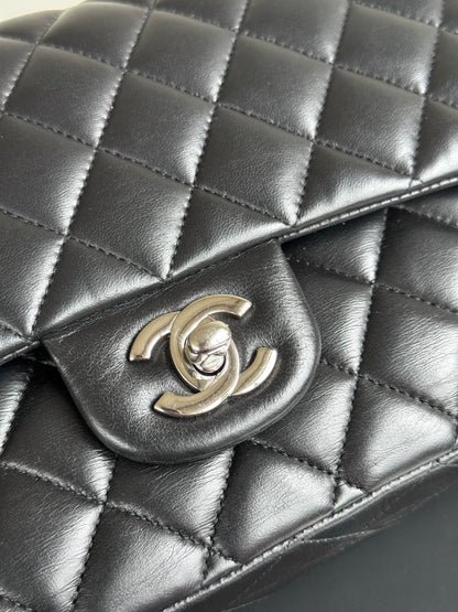 Pre-owned Chanel Timeless Classic Medium Black Lambskin Flap Bag