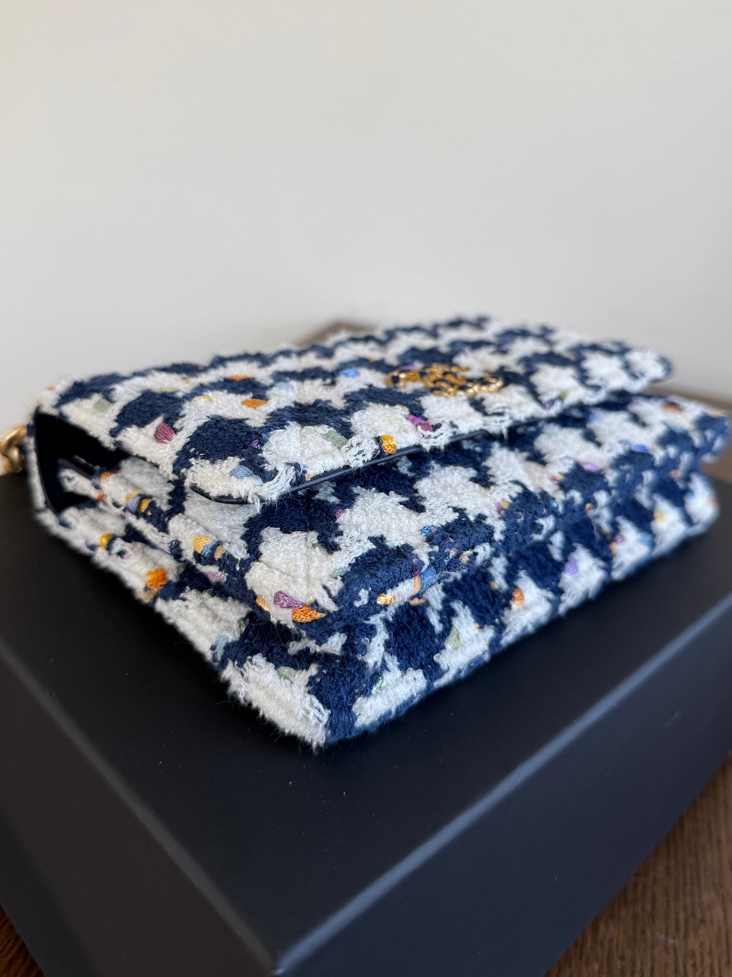 Pre-owned Chanel 19 Tweed Navy White Wallet On Chain