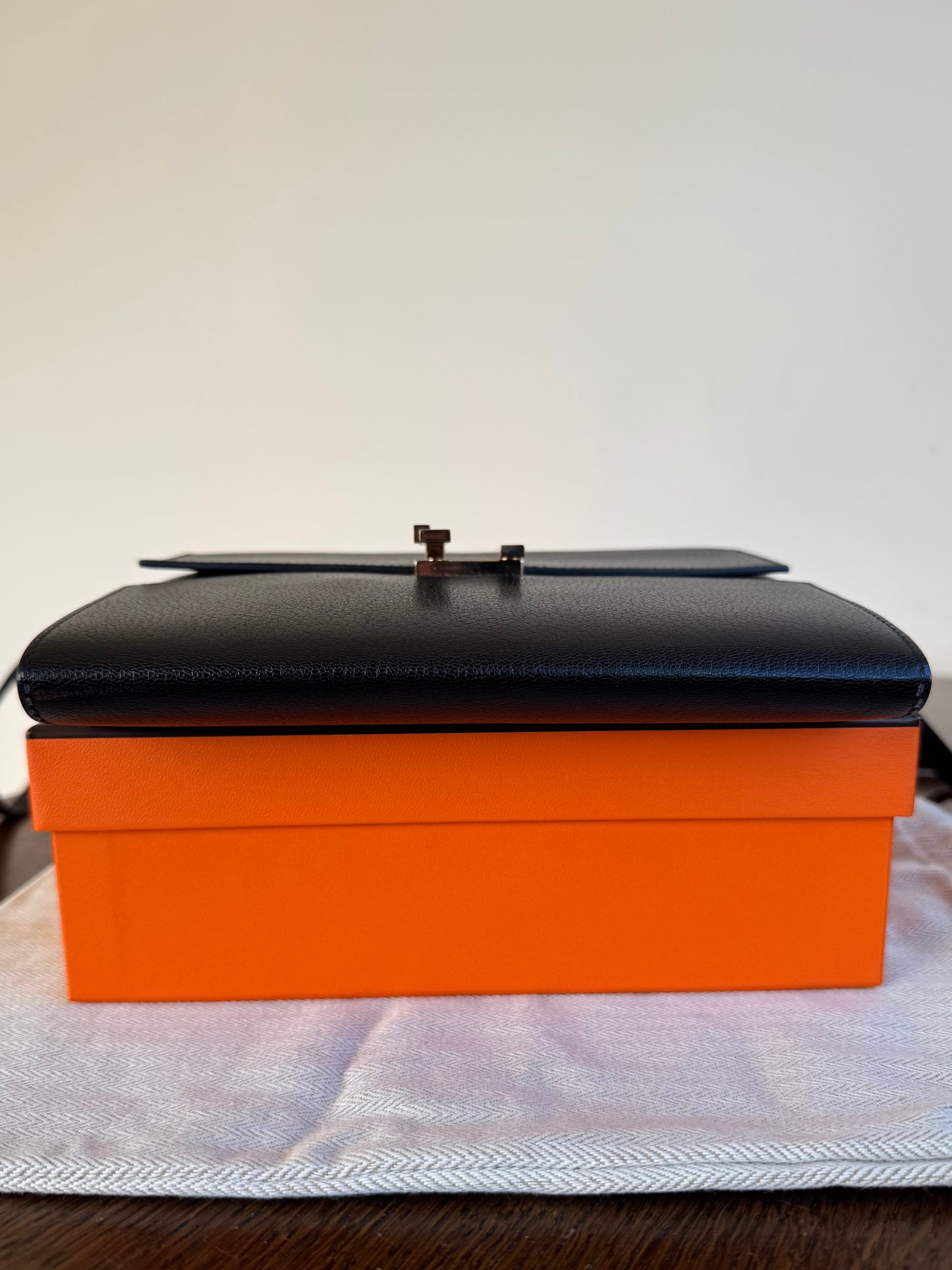 Pre-owned Hermès Cinhetic To Go Black Chèvre Mysore Bag