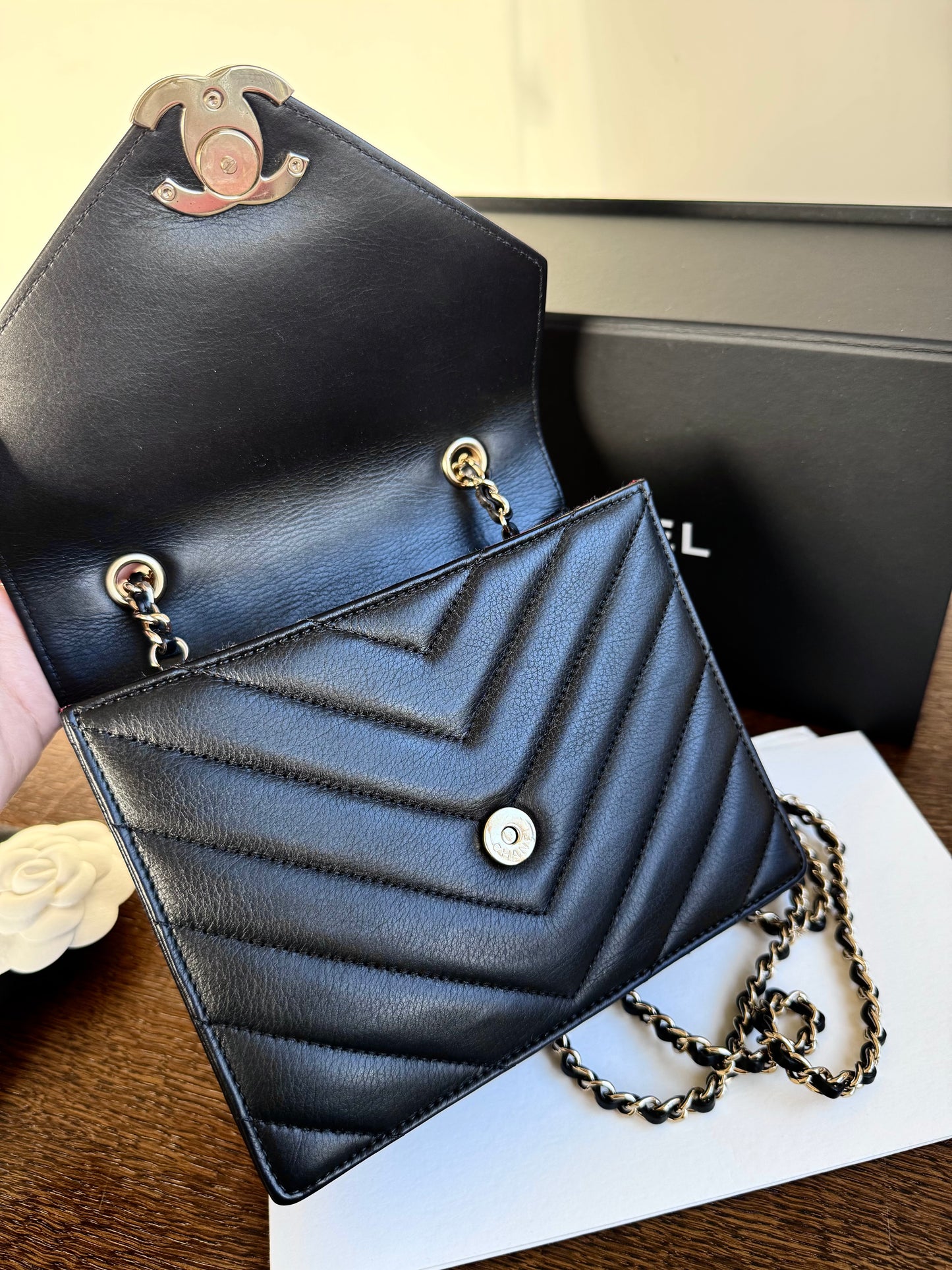 Pre-owned Chanel Chevron Envelope Black Leather Crossbody Bag