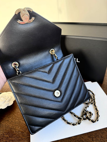 Pre-owned Chanel Chevron Envelope Black Leather Crossbody Bag
