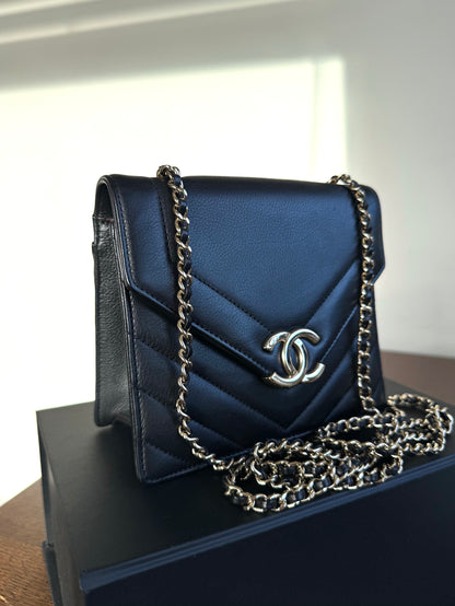 Pre-owned Chanel Chevron Envelope Black Leather Crossbody Bag