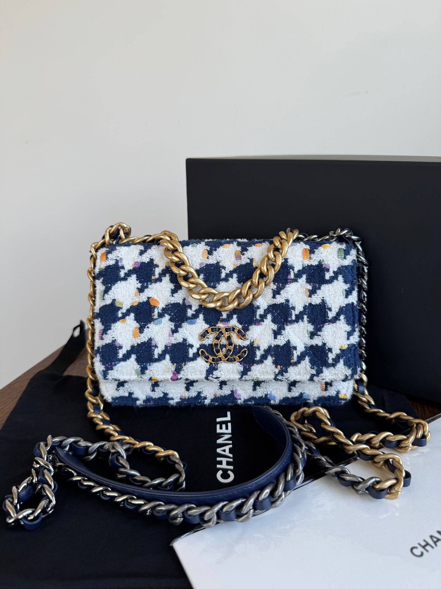 Pre-owned Chanel 19 Tweed Navy White Wallet On Chain