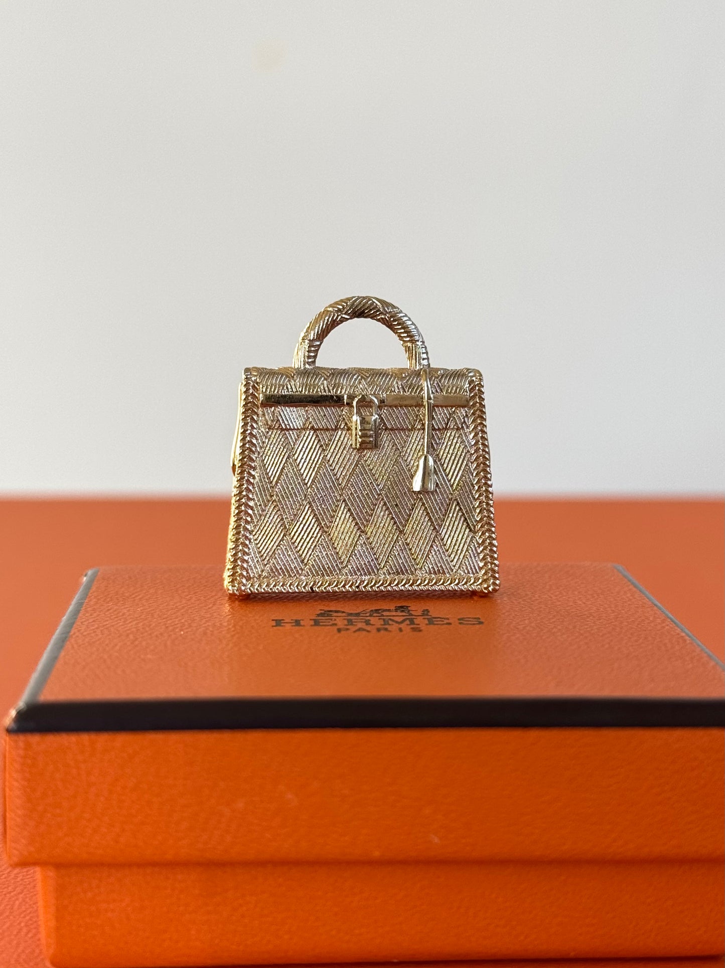 Pre-owned Hermès Curiosity Kelly Gold Pendant Necklace Charm