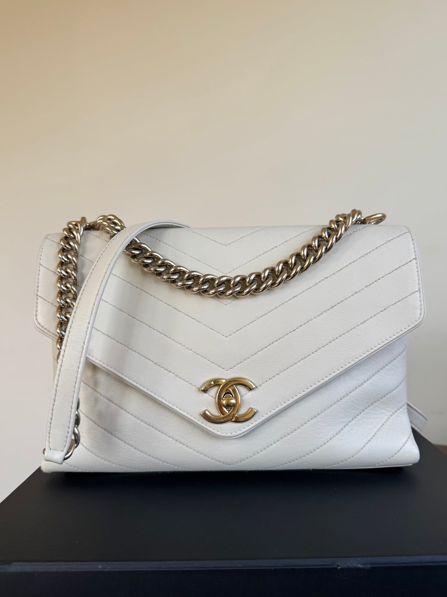 Pre-owned Chanel Coco Chevron Medium White Calfskin Envelope Bag