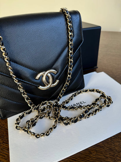 Pre-owned Chanel Chevron Envelope Black Leather Crossbody Bag