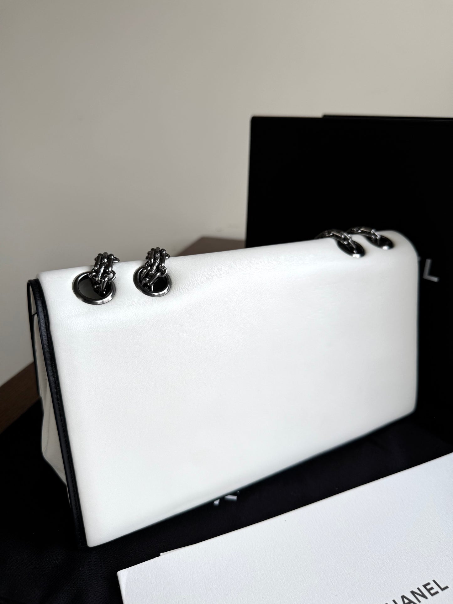 Pre-owned Chanel Mademoiselle East West White Leather Bag