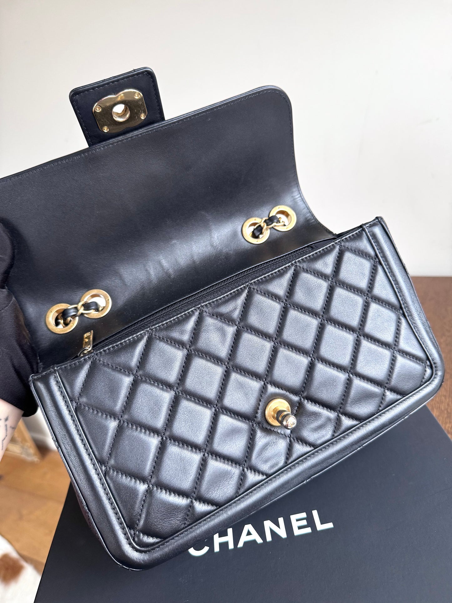 Pre-owned Chanel Elegant CC Medium Black Leather Flap Bag