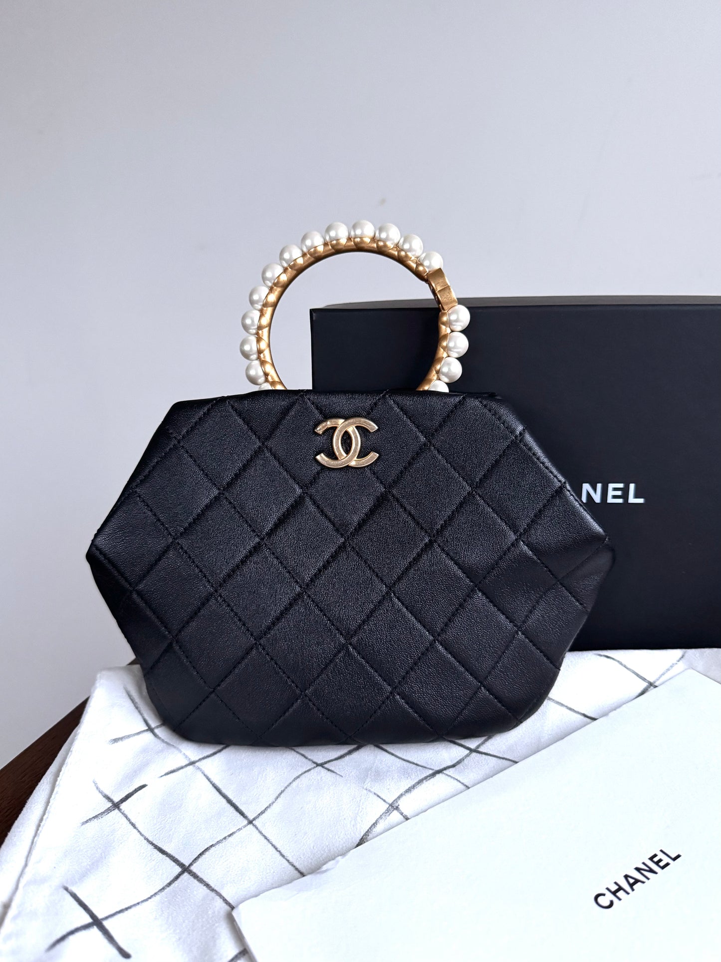 Pre-owned Chanel Black Lambskin Pearl Crown Handle Bag
