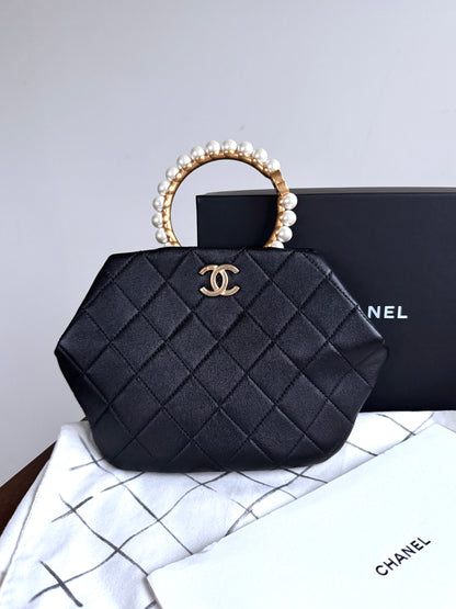 Pre-owned Chanel Black Lambskin Pearl Crown Handle Bag