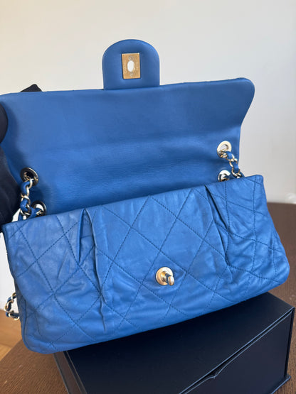 Pre-owned Chanel CC Large Blue Iridescent Calfskin Flap Bag