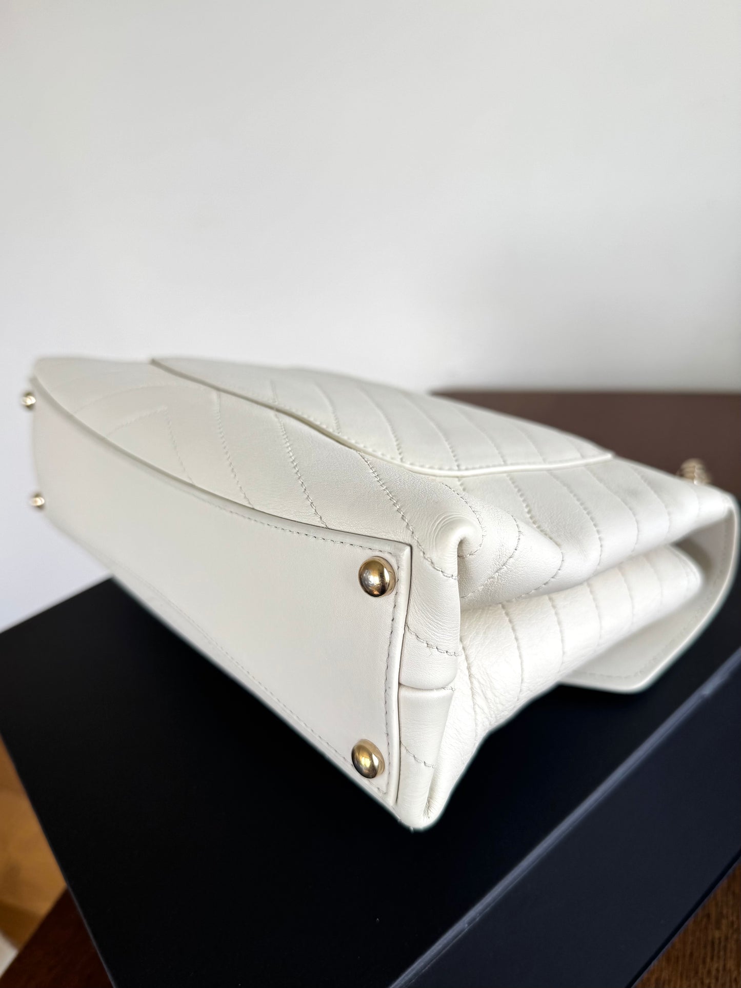 Pre-owned Chanel Coco Chevron Medium White Calfskin Envelope Bag