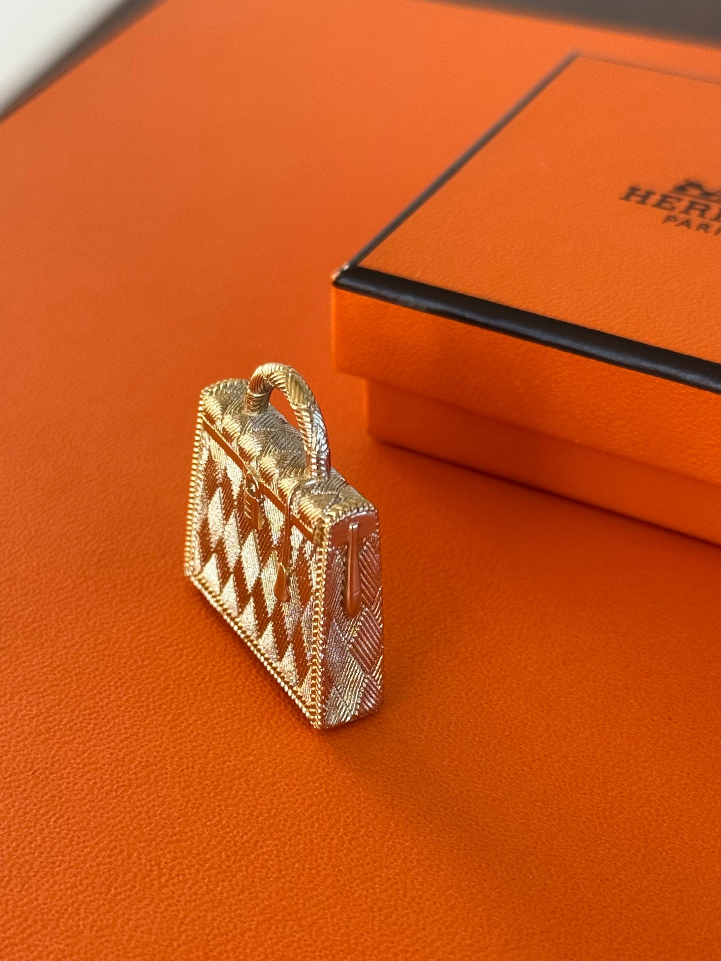 Pre-owned Hermès Curiosity Kelly Gold Pendant Necklace Charm