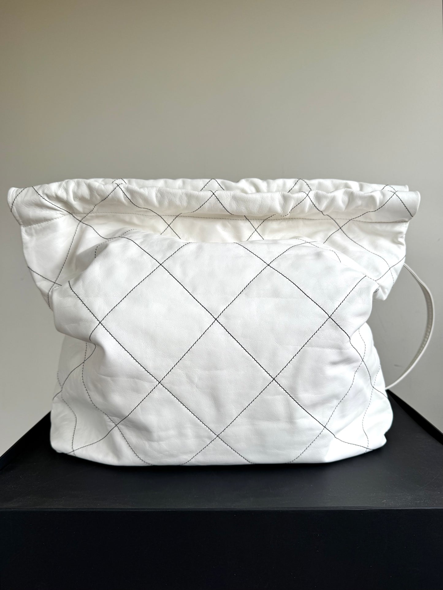 Pre-owned Chanel 22 Large White Leather Tote Bag