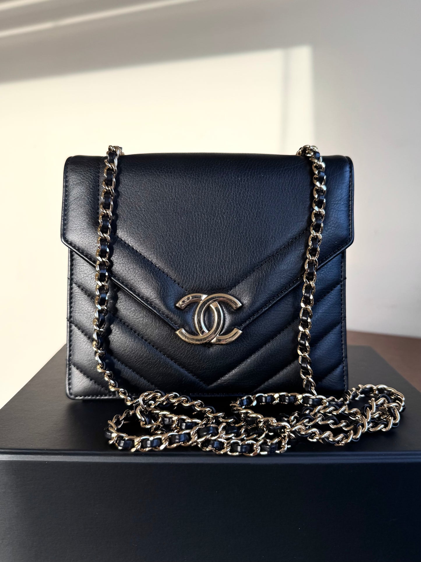 Pre-owned Chanel Chevron Envelope Black Leather Crossbody Bag