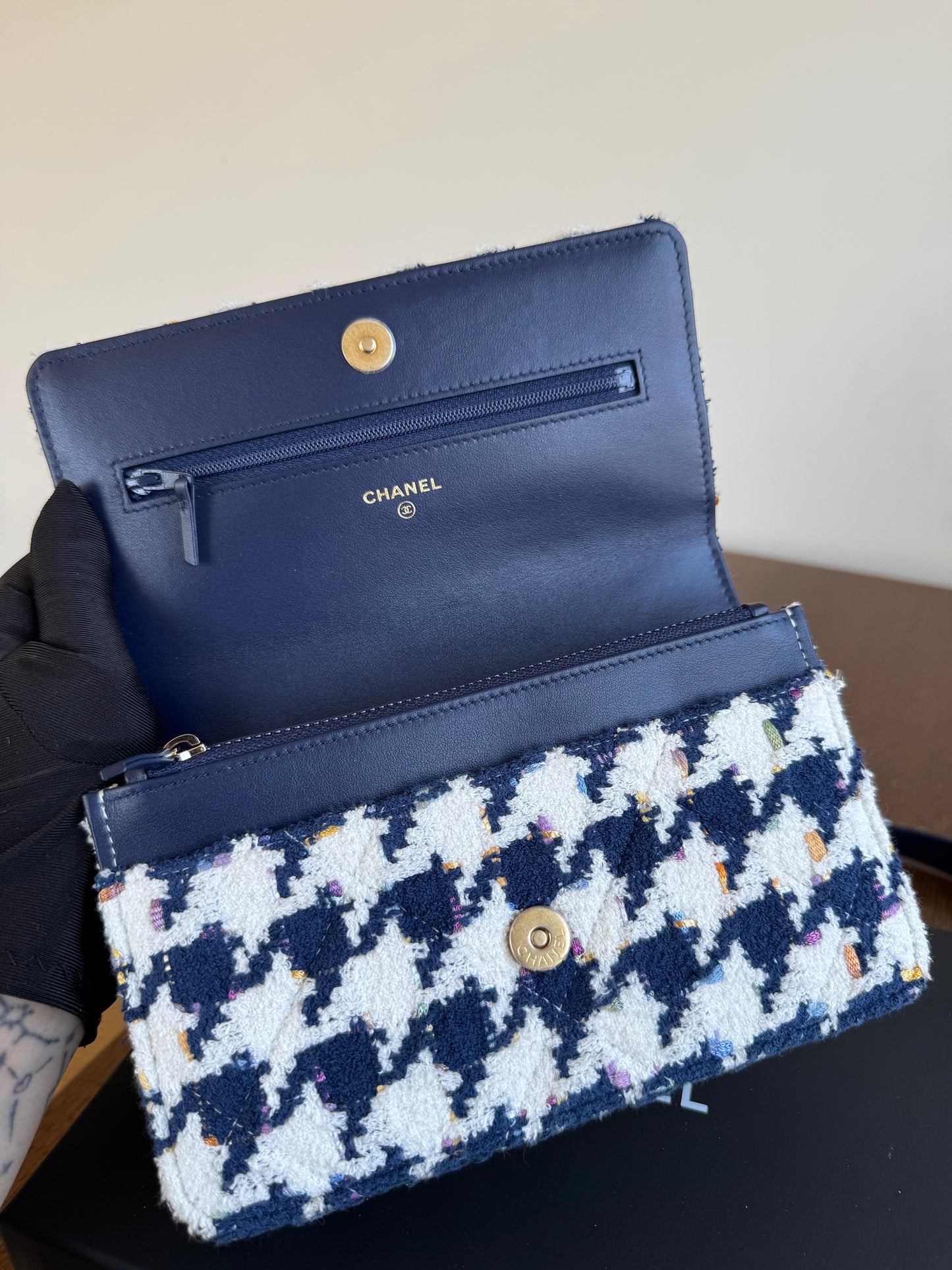 Pre-owned Chanel 19 Tweed Navy White Wallet On Chain