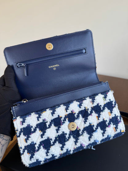 Pre-owned Chanel 19 Tweed Navy White Wallet On Chain