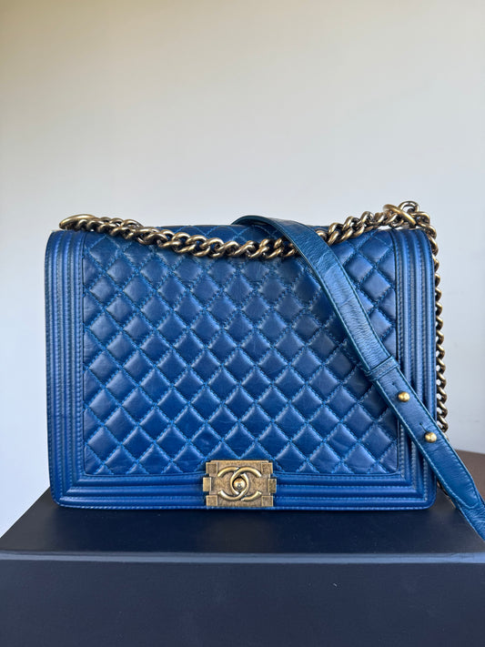 Pre-owned Chanel Boy Maxi Blue Wax Leather Flap Bag
