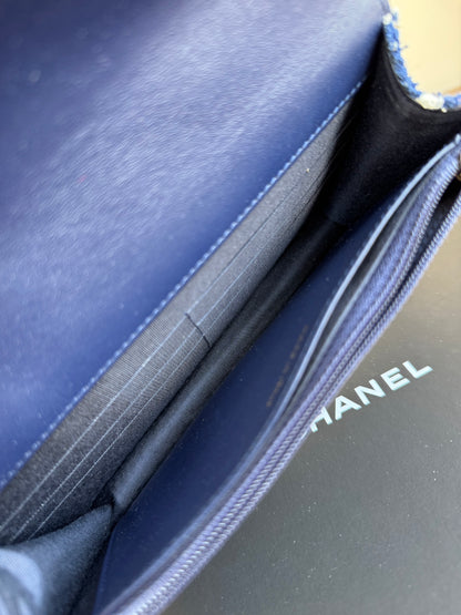 Pre-owned Chanel 19 Tweed Navy White Wallet On Chain