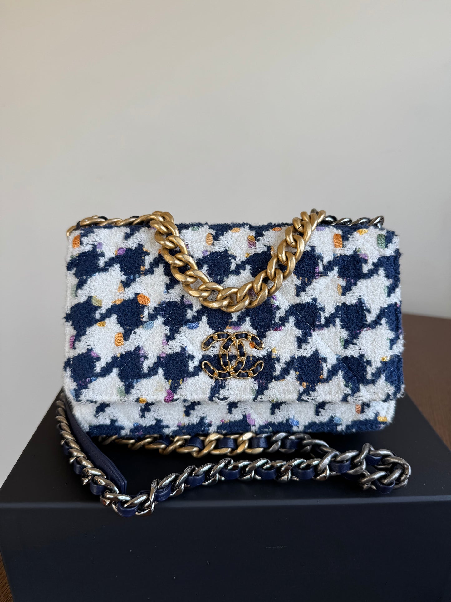 Pre-owned Chanel 19 Tweed Navy White Wallet On Chain