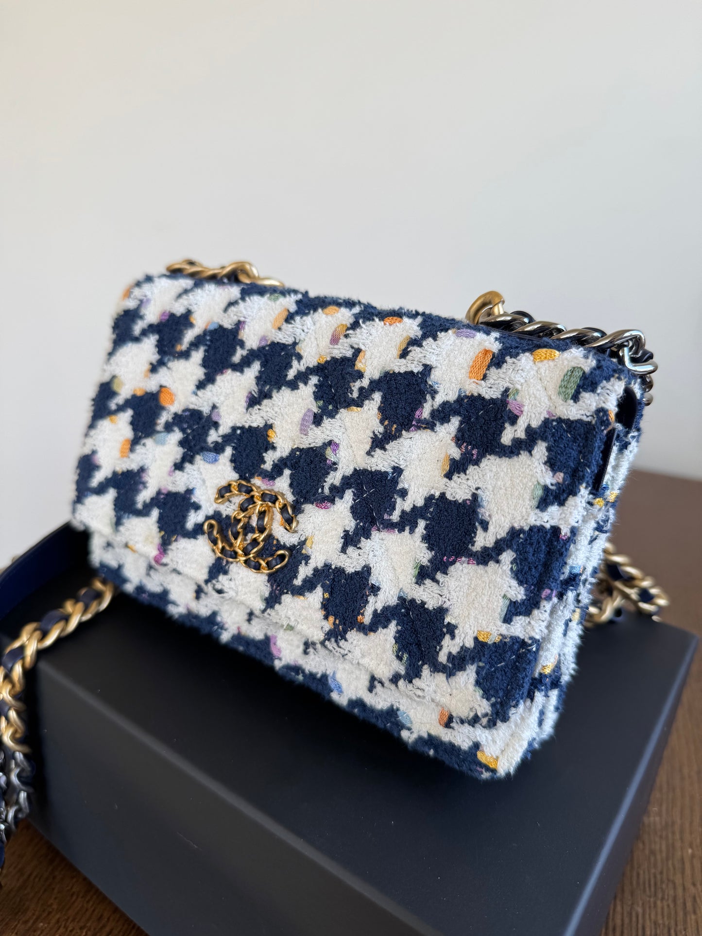 Pre-owned Chanel 19 Tweed Navy White Wallet On Chain