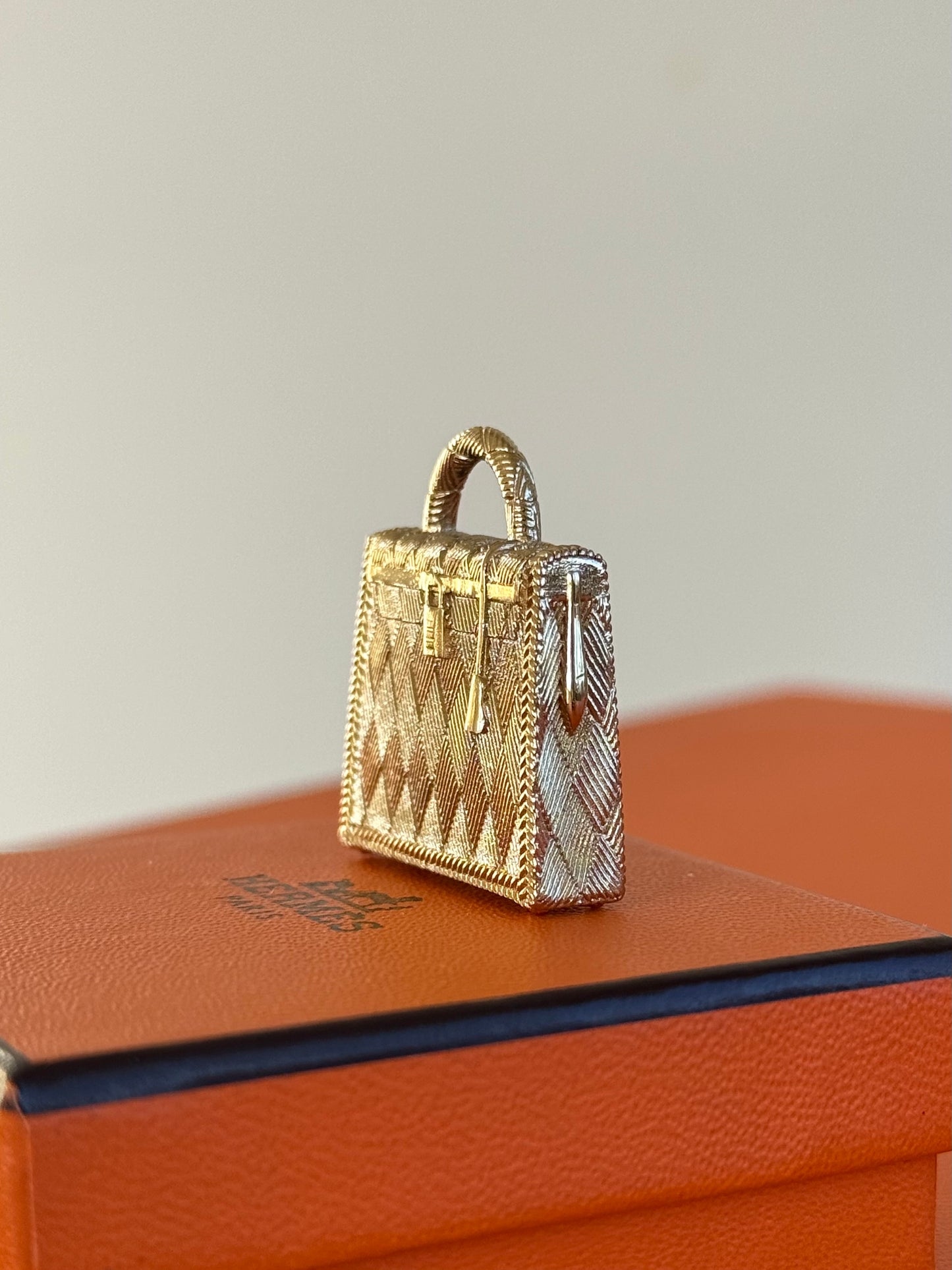 Pre-owned Hermès Curiosity Kelly Gold Pendant Necklace Charm