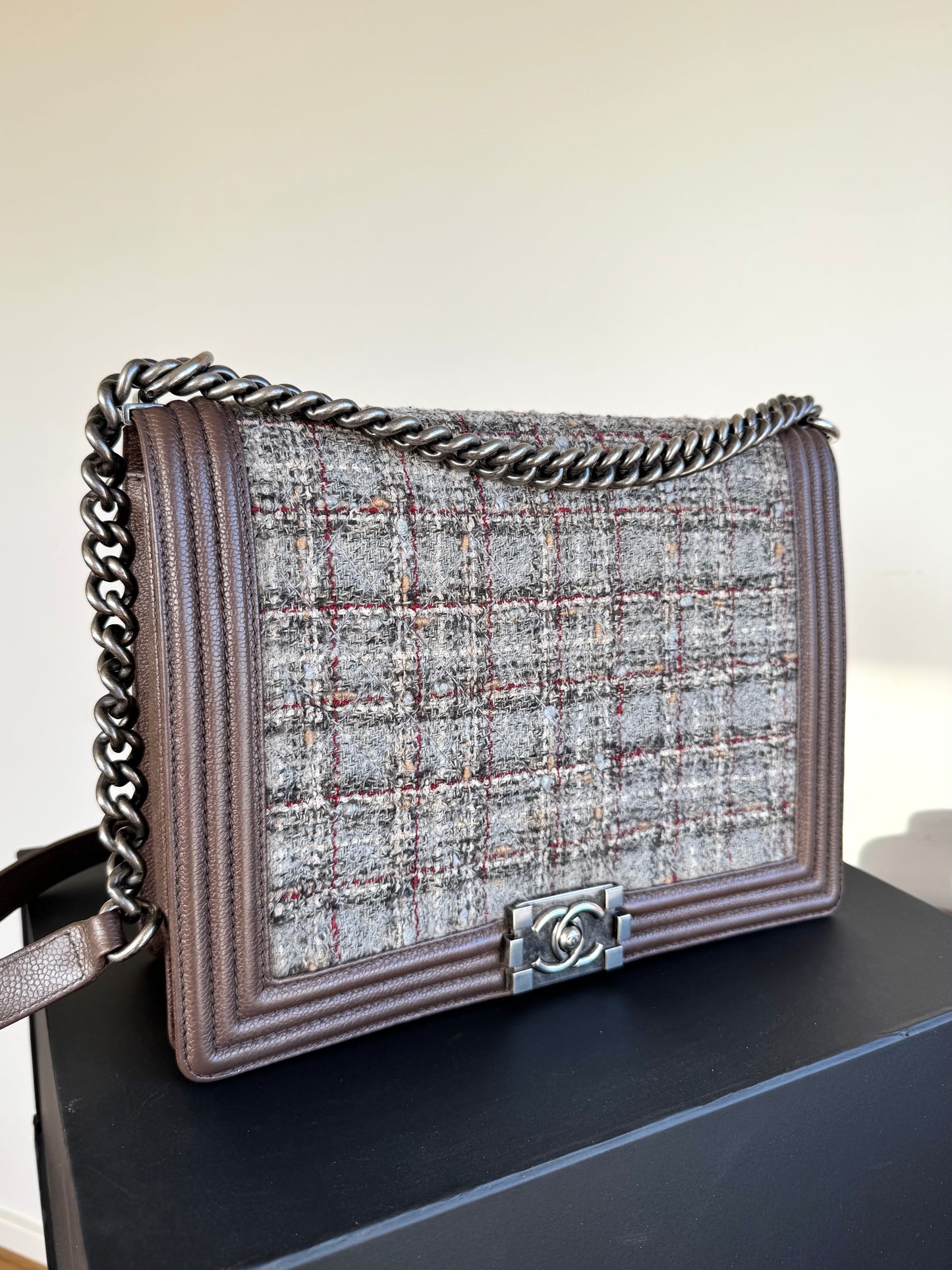 Pre-owned Chanel Boy Maxi Brown Tweed Leather Flap Bag