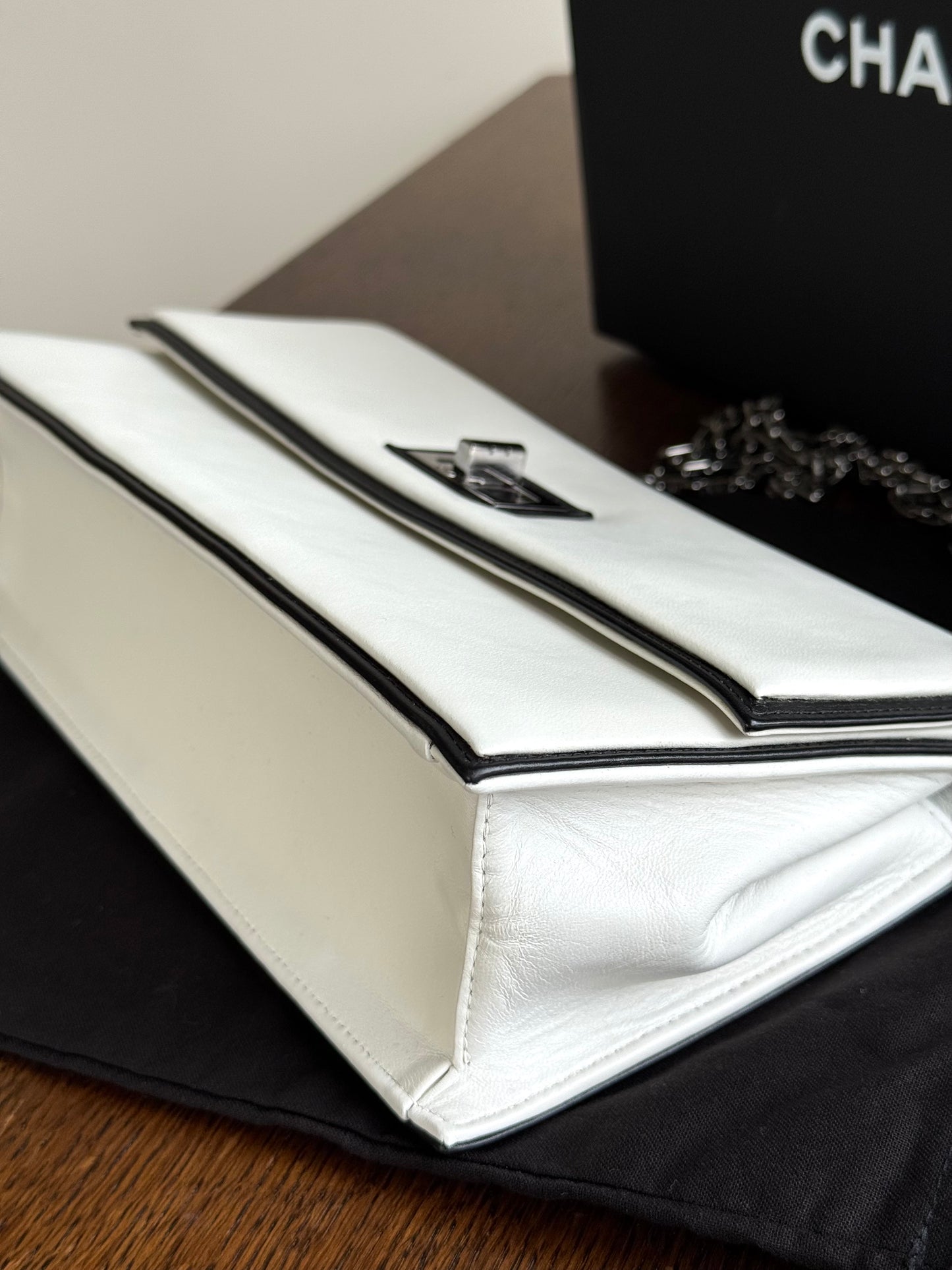 Pre-owned Chanel Mademoiselle East West White Leather Bag
