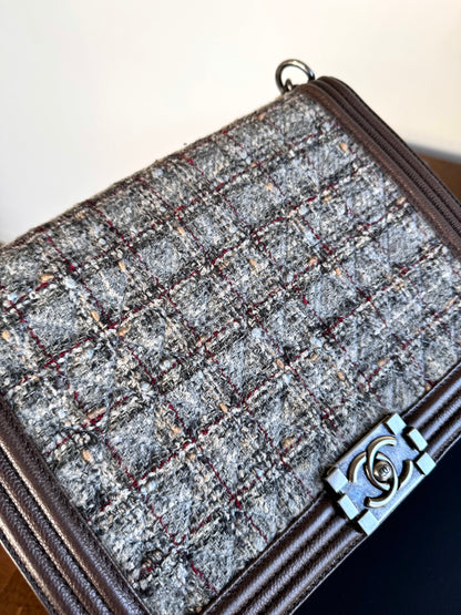 Pre-owned Chanel Boy Maxi Brown Tweed Leather Flap Bag