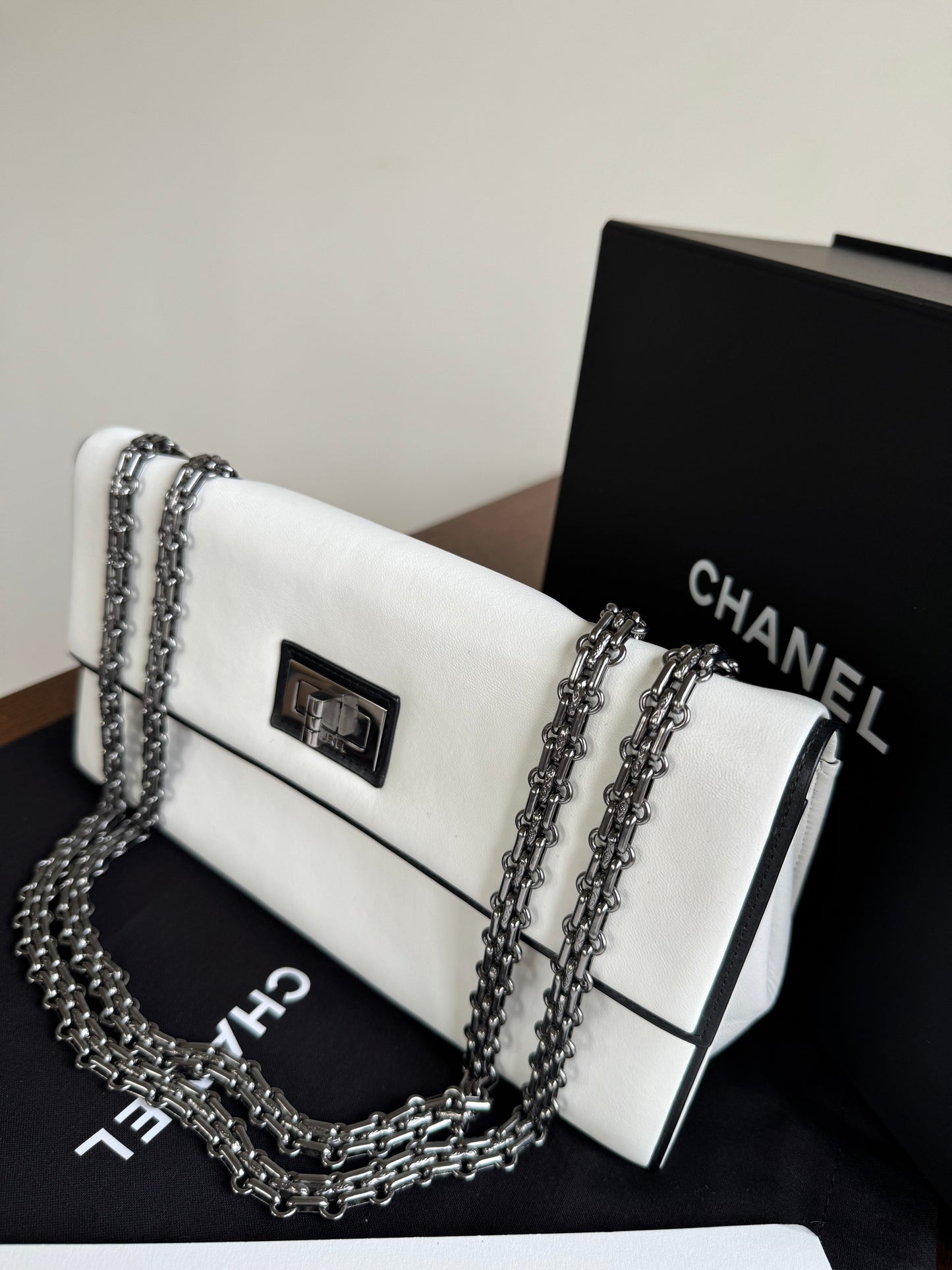 Pre-owned Chanel Mademoiselle East West White Leather Bag