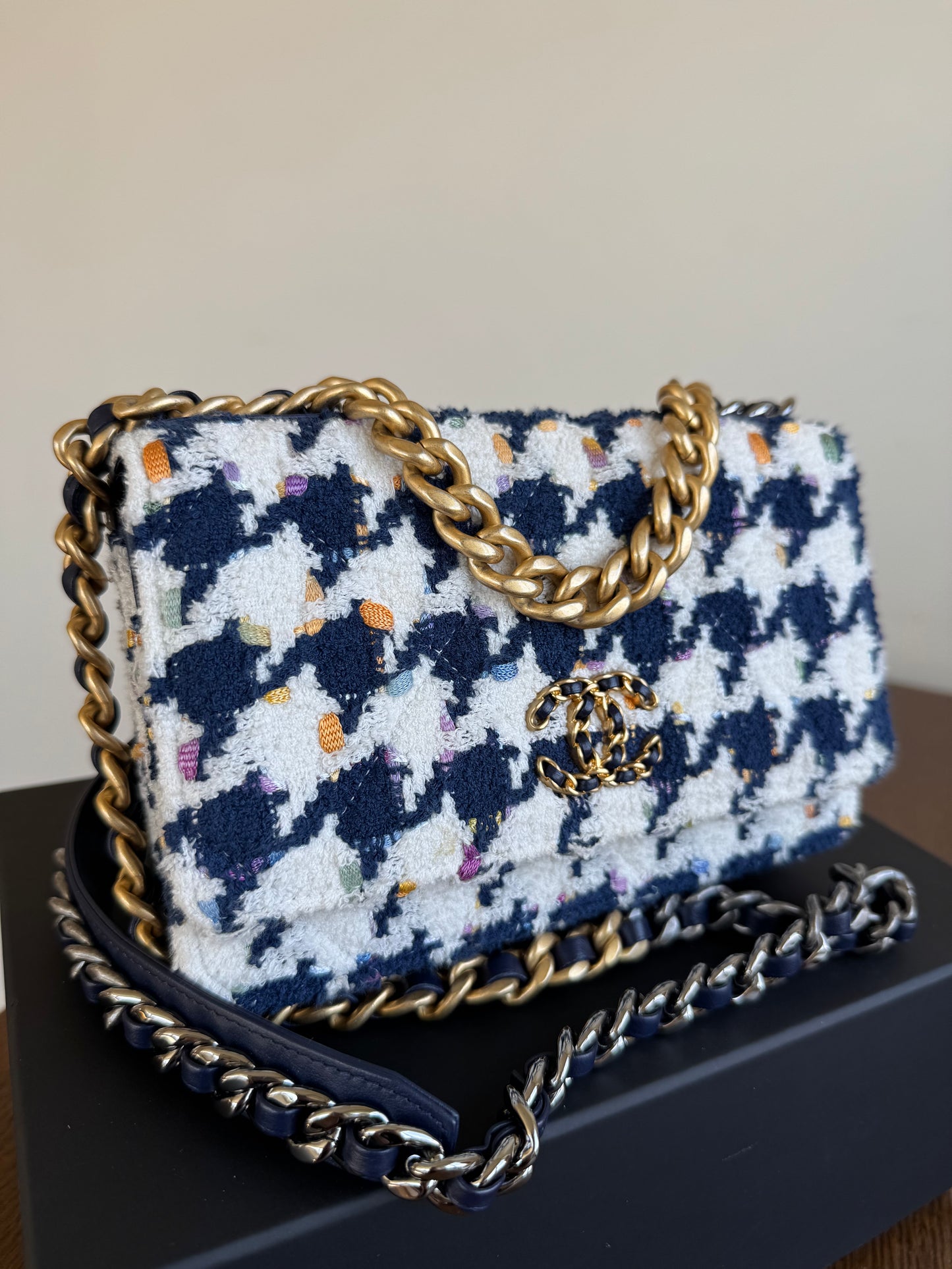 Pre-owned Chanel 19 Tweed Navy White Wallet On Chain