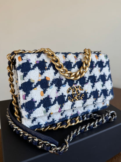 Pre-owned Chanel 19 Tweed Navy White Wallet On Chain
