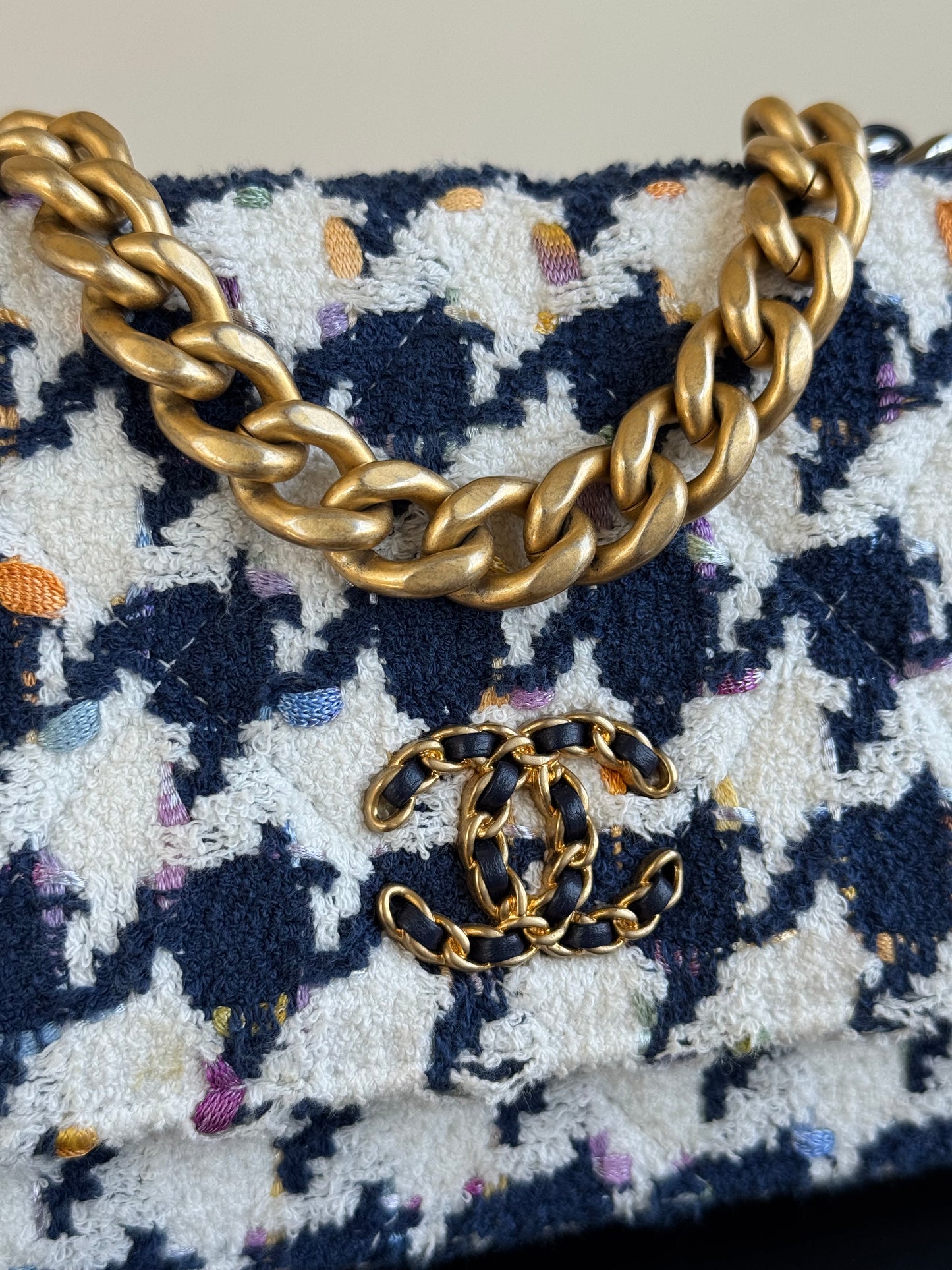 Pre-owned Chanel 19 Tweed Navy White Wallet On Chain