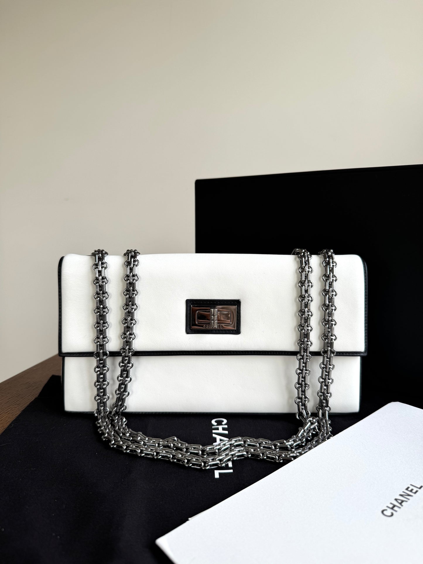 Pre-owned Chanel Mademoiselle East West White Leather Bag