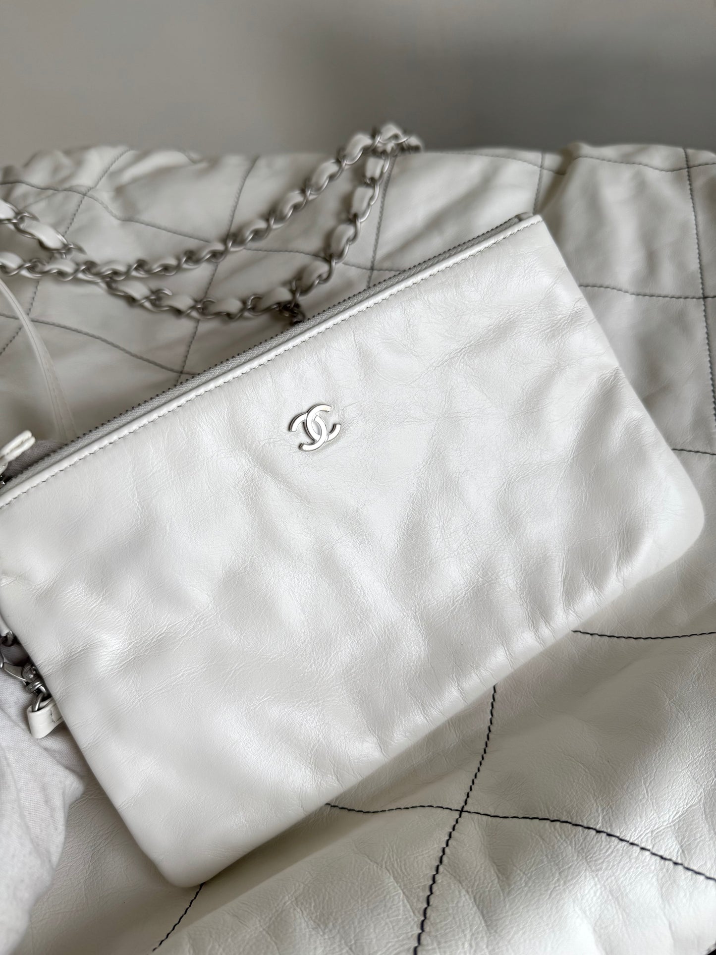 Pre-owned Chanel 22 Large White Leather Tote Bag
