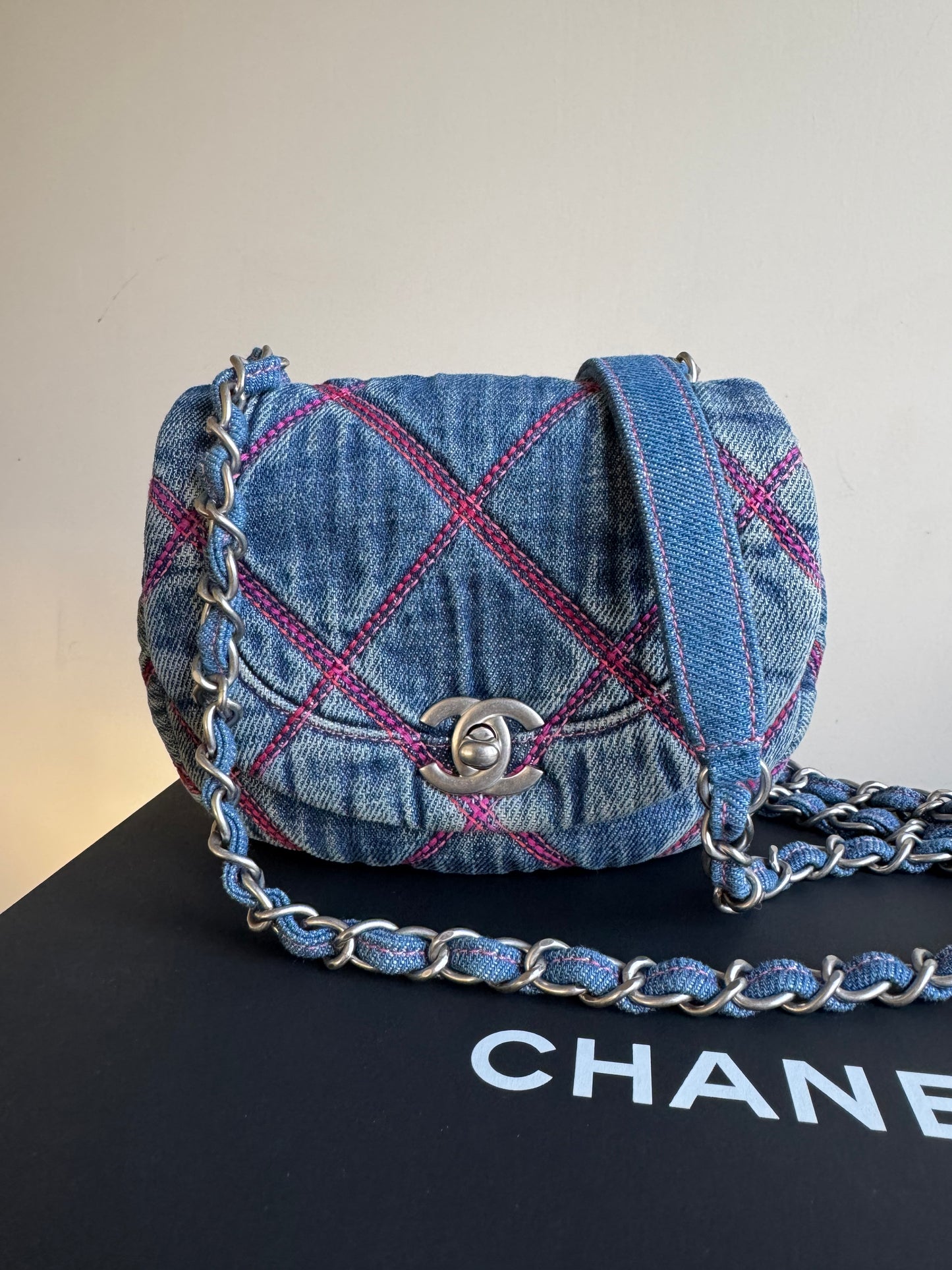 Pre-owned Chanel 22S Coco Beach Mini Denim Crossbody Bag