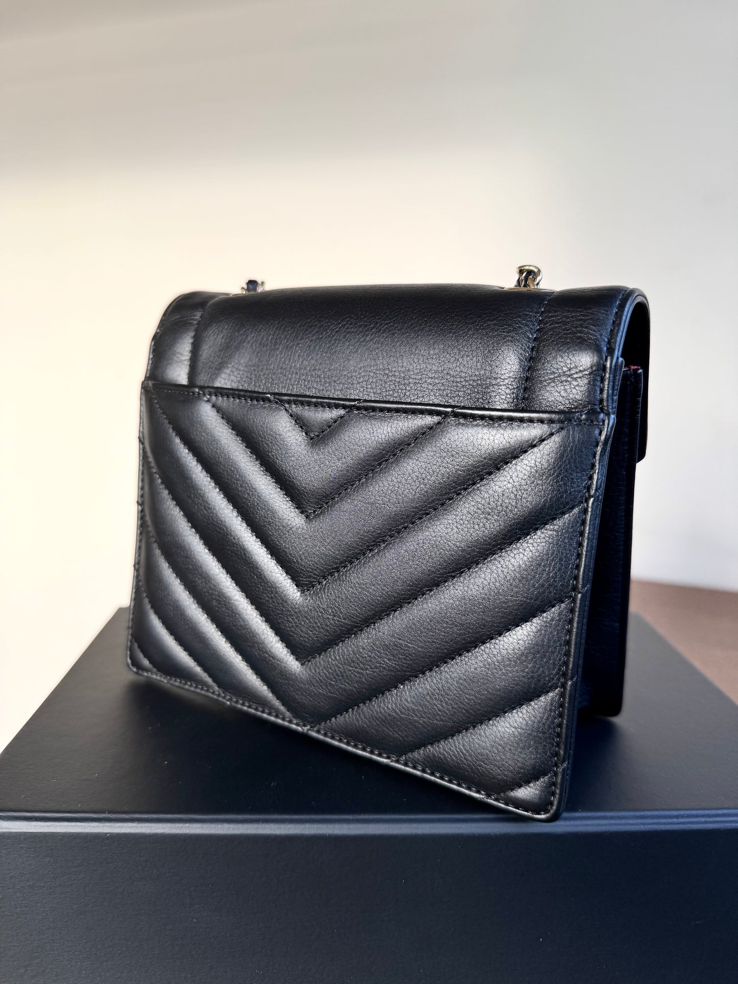 Pre-owned Chanel Chevron Envelope Black Leather Crossbody Bag