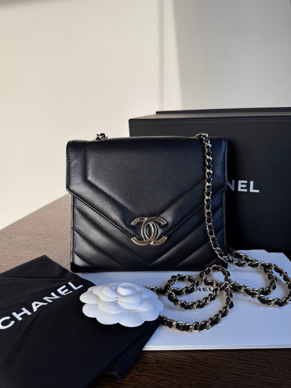 Pre-owned Chanel Chevron Envelope Black Leather Crossbody Bag