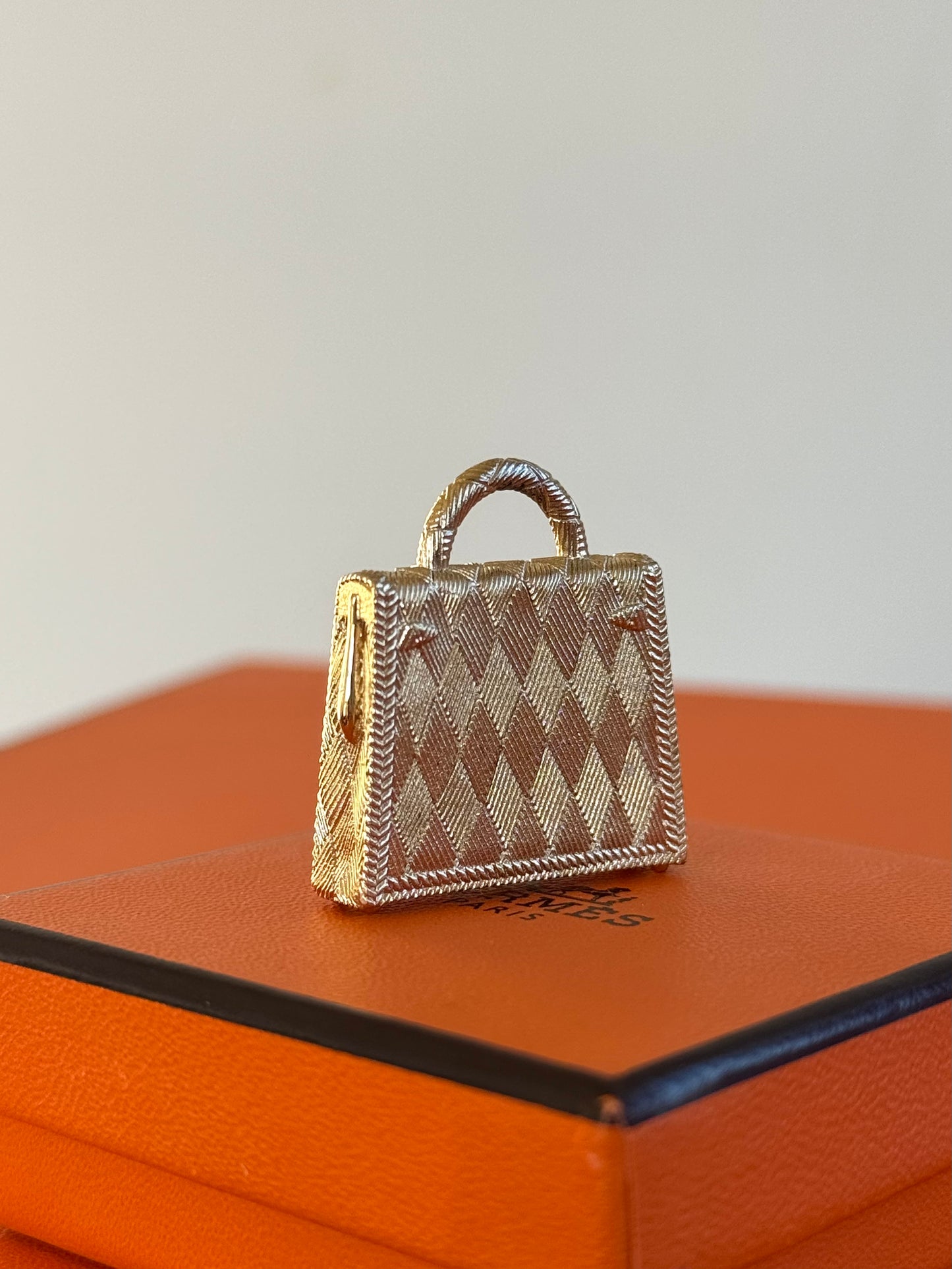 Pre-owned Hermès Curiosity Kelly Gold Pendant Necklace Charm