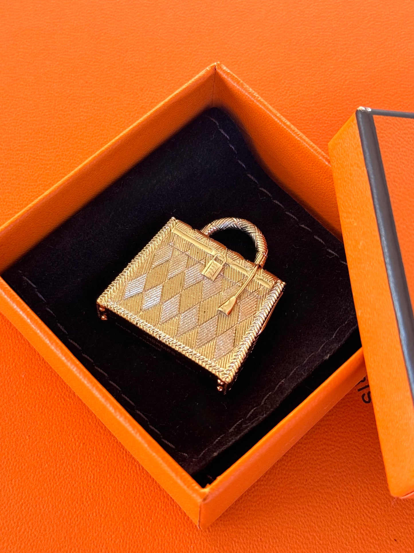 Pre-owned Hermès Curiosity Kelly Gold Pendant Necklace Charm