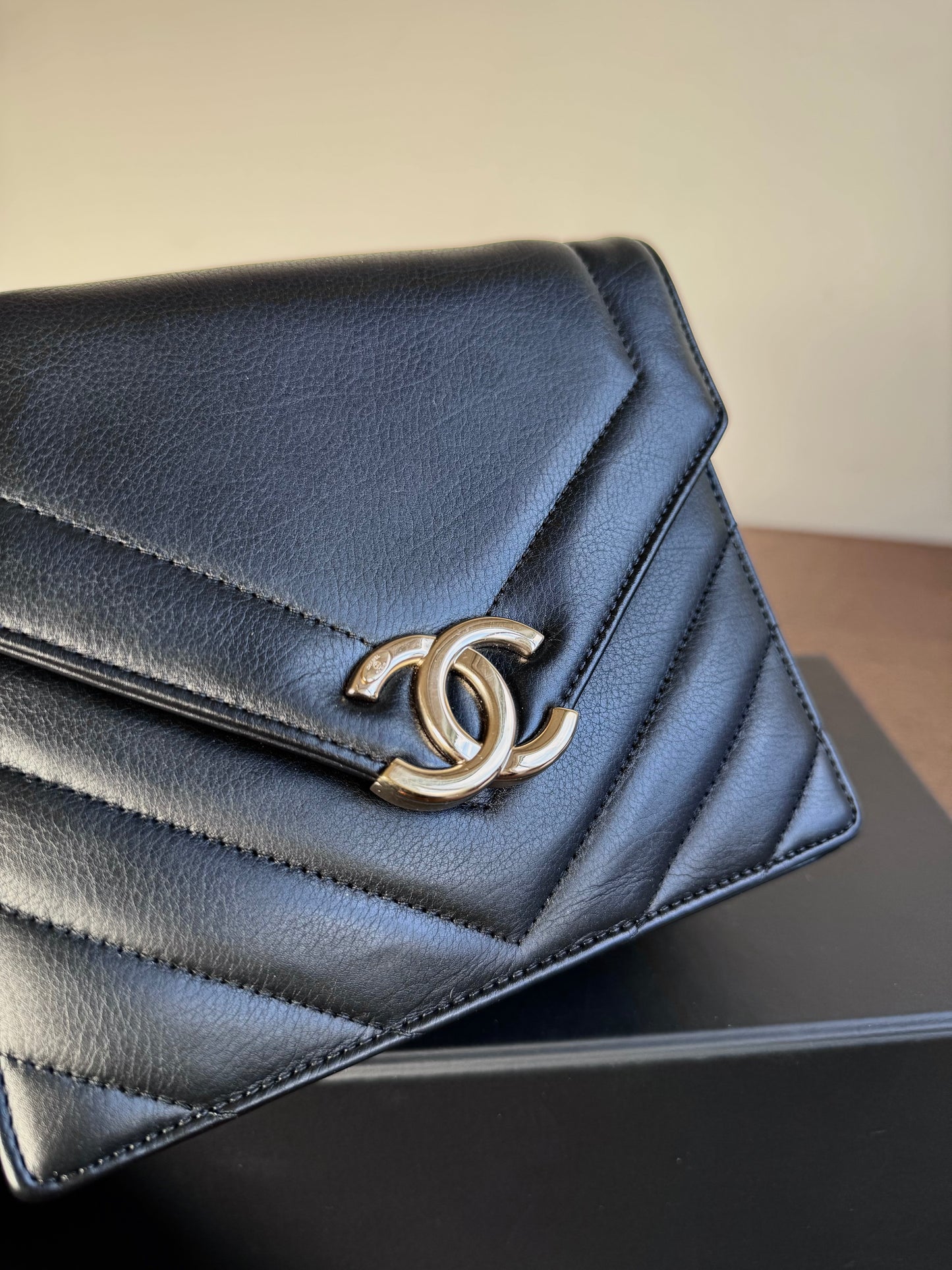 Pre-owned Chanel Chevron Envelope Black Leather Crossbody Bag