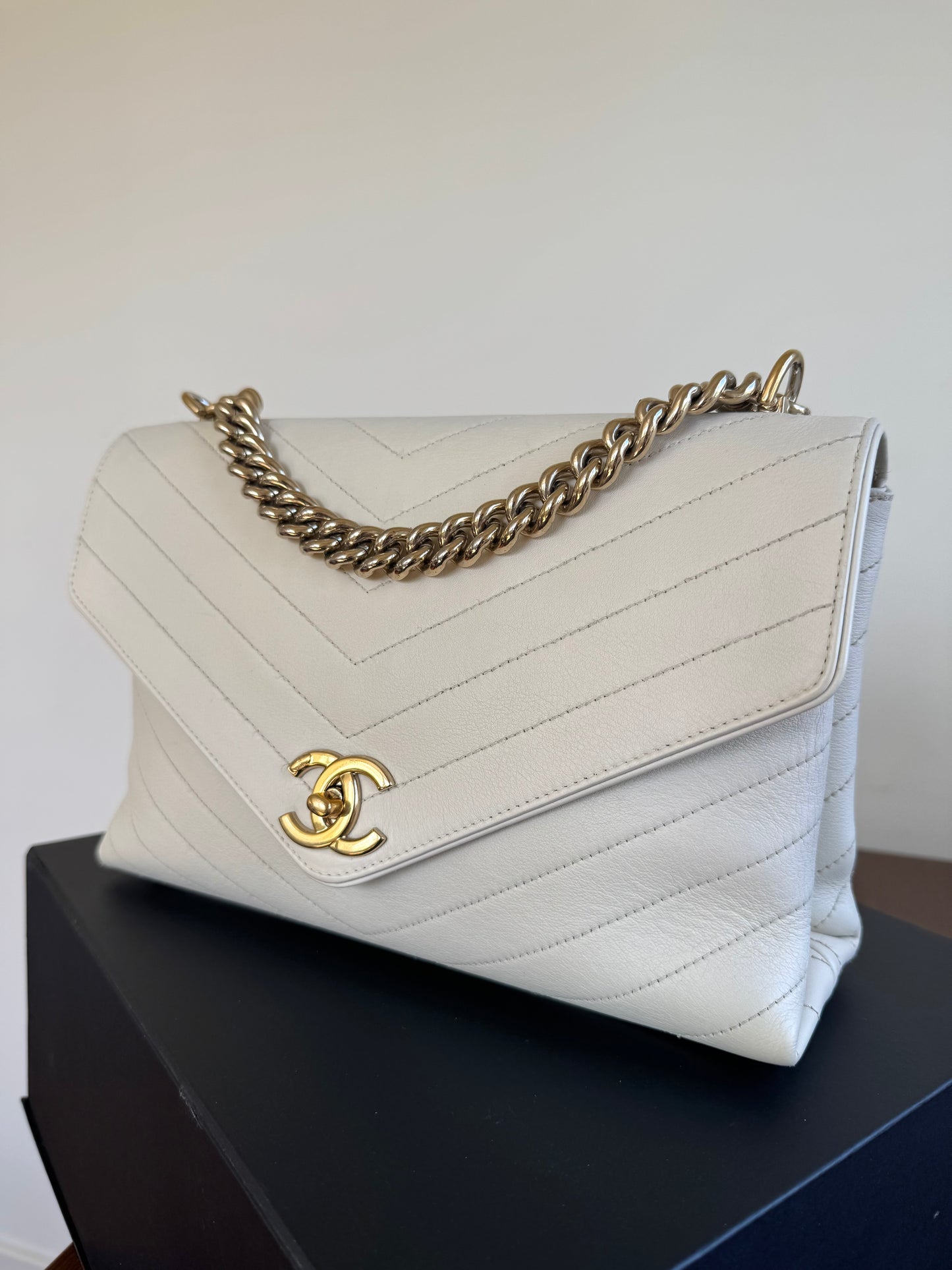 Pre-owned Chanel Coco Chevron Medium White Calfskin Envelope Bag
