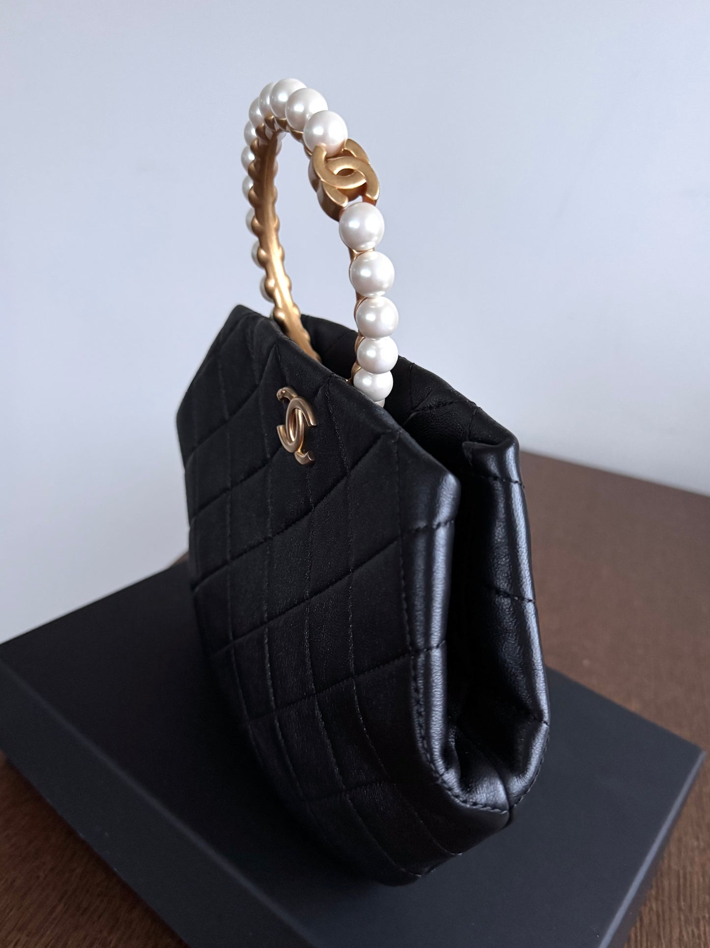 Pre-owned Chanel Black Lambskin Pearl Crown Handle Bag