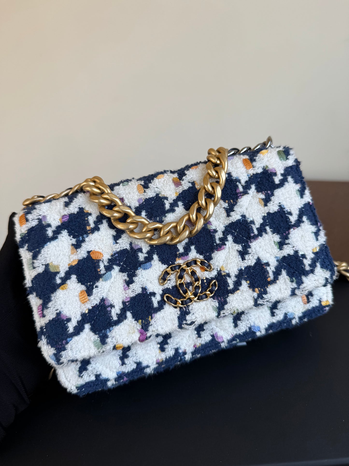 Pre-owned Chanel 19 Tweed Navy White Wallet On Chain
