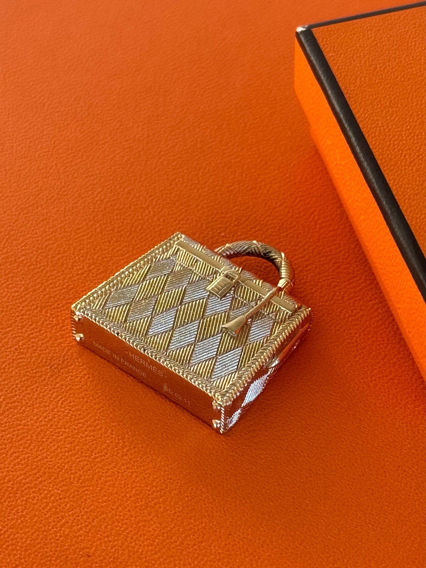 Pre-owned Hermès Curiosity Kelly Gold Pendant Necklace Charm