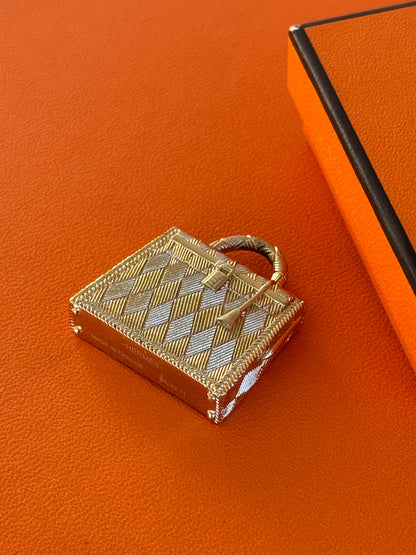 Pre-owned Hermès Curiosity Kelly Gold Pendant Necklace Charm