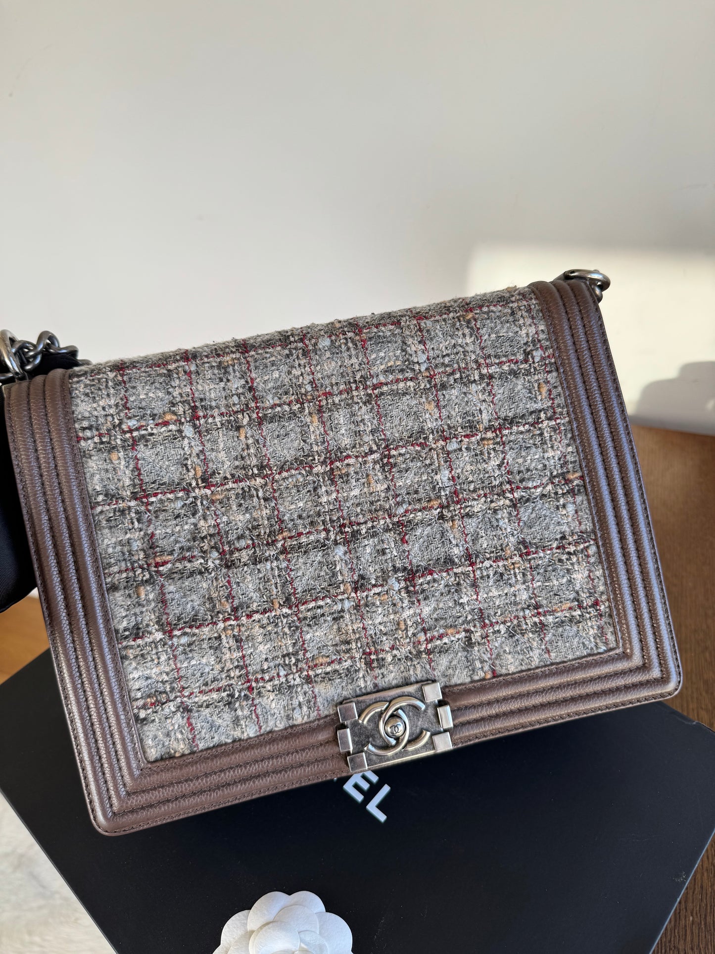 Pre-owned Chanel Boy Maxi Brown Tweed Leather Flap Bag