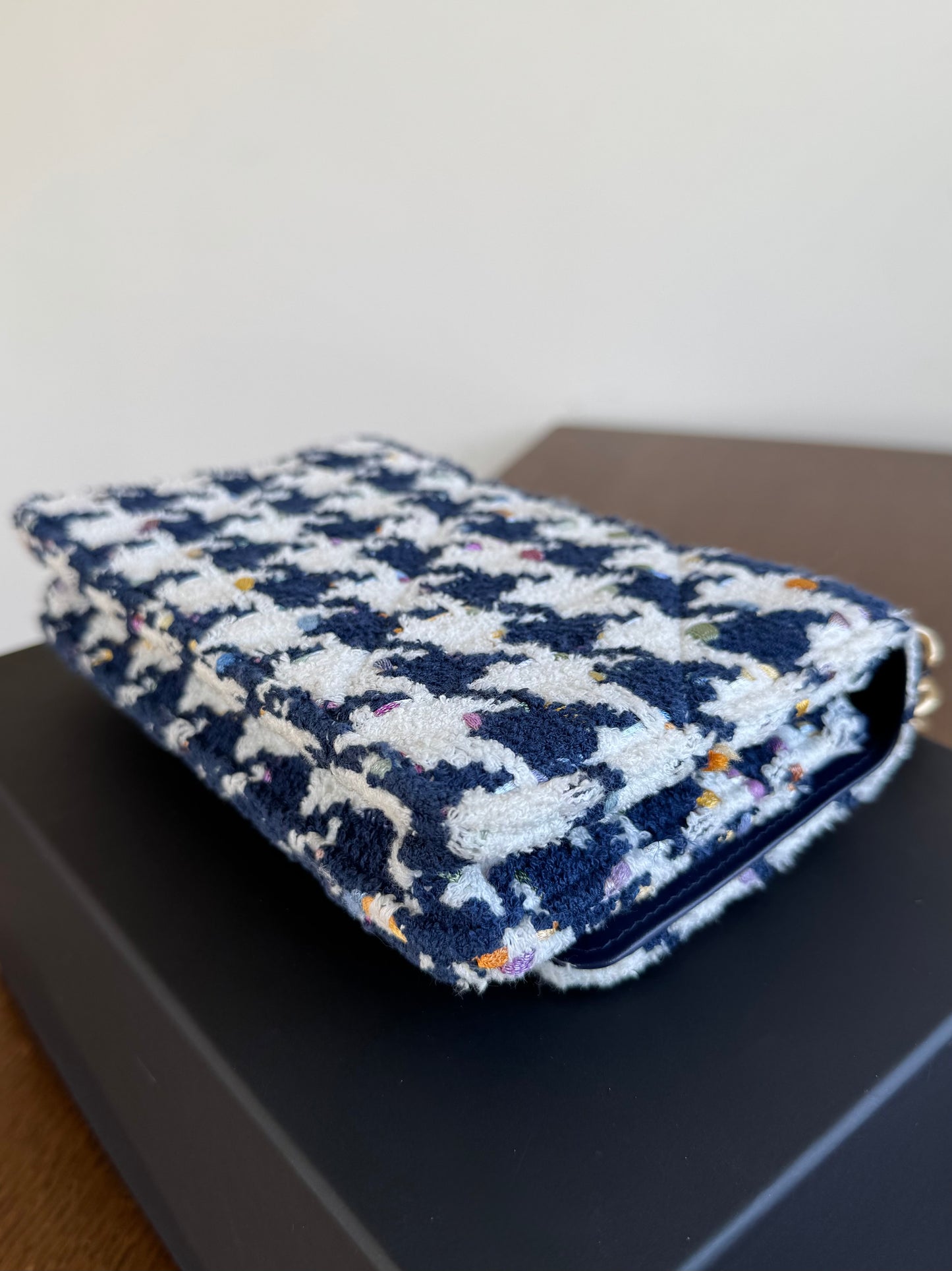 Pre-owned Chanel 19 Tweed Navy White Wallet On Chain